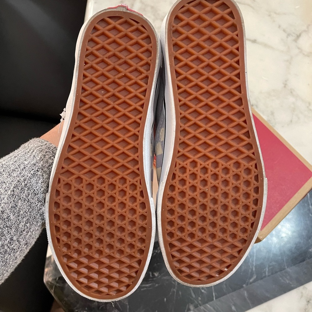 Hello! These cuties are a W/7.5. Never worn. - Picture 3 of 5